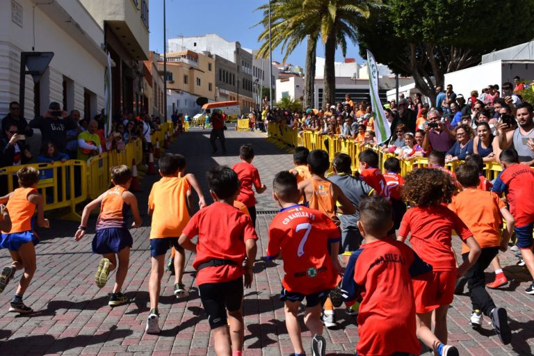 Más de 500 personas de entre 4 y 65 años corren este domingo en el 28º Cross Urbano La Candelaria