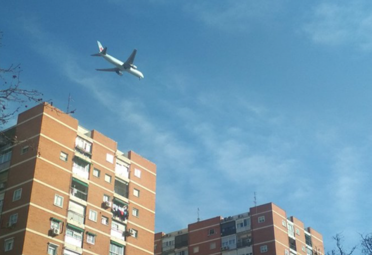 Un avión con 130 pasajeros a bordo sobrevuela Madrid para realizar un aterrizaje forzoso