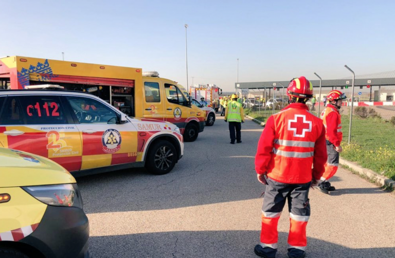 Efectivos de emergencias se despliegan en Barajas a la espera del avión de Air Canada