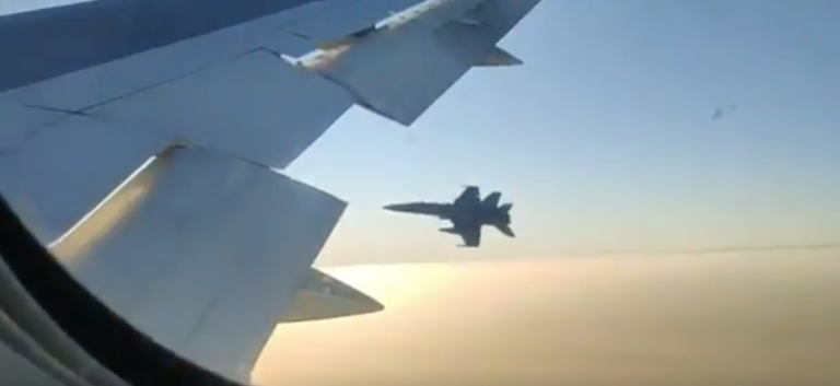 Un caza del ejército del aire fue clave para que el avión de Air Canadá pudiera aterrizar de emergencia