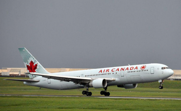 Almeida da la enhorabuena al comandante del vuelo de Air Canada