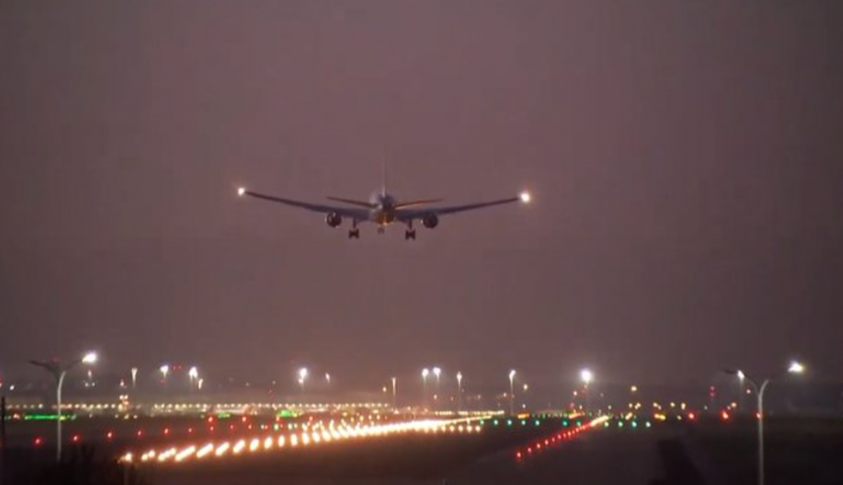 Ábalos se desplaza a Barajas para seguir el aterrizaje del avión de Air Canada