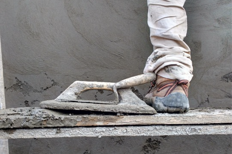 Una mujer contrata a un albañil para realizar una falsa reforma y le propina una paliza por abusar de su sobrina