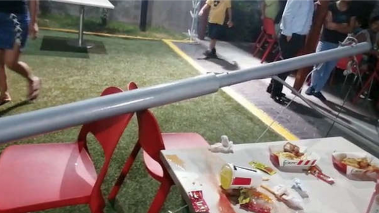 Herida de gravedad tras caerle una poste en la cabeza mientras comía en un KFC