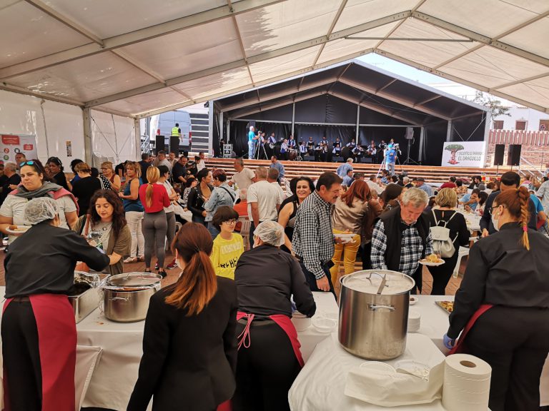 Cientos de personas degustan los platos elaborados por el alumnado de los PFAE en un ambiente festivo  