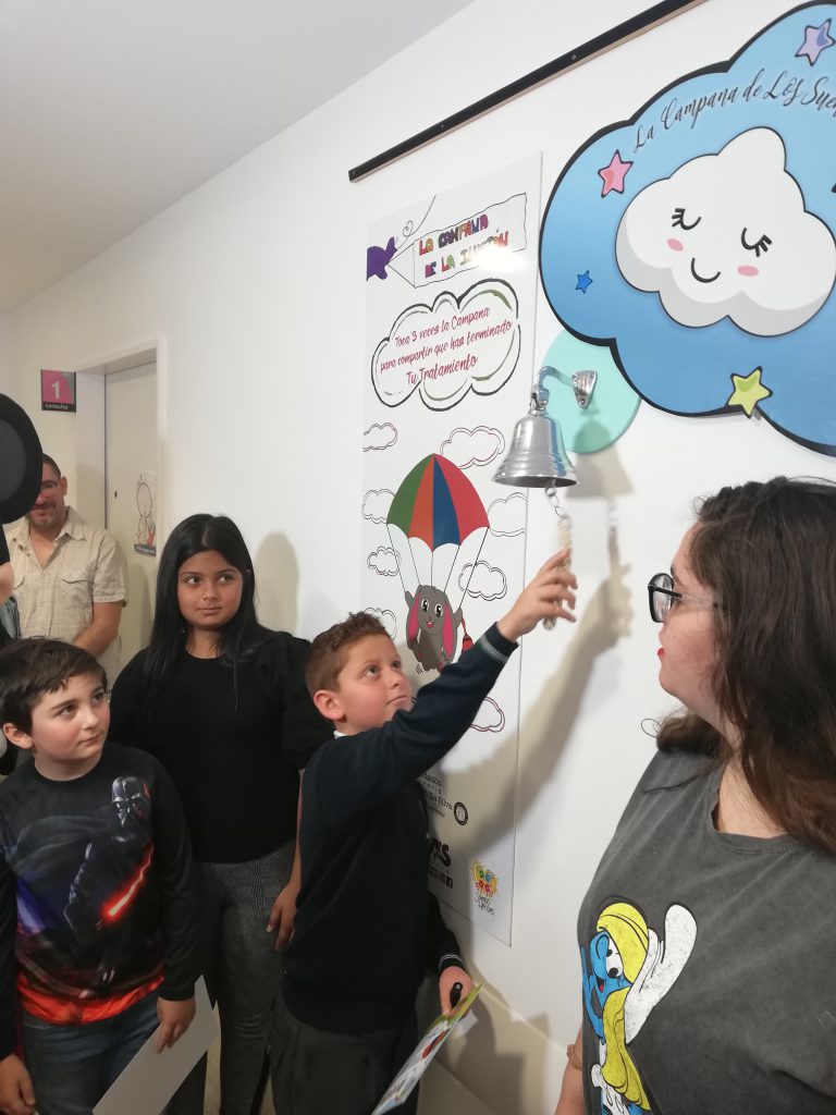 El HUC estrena la campana de los sueños para los niños que acaban el tratamiento