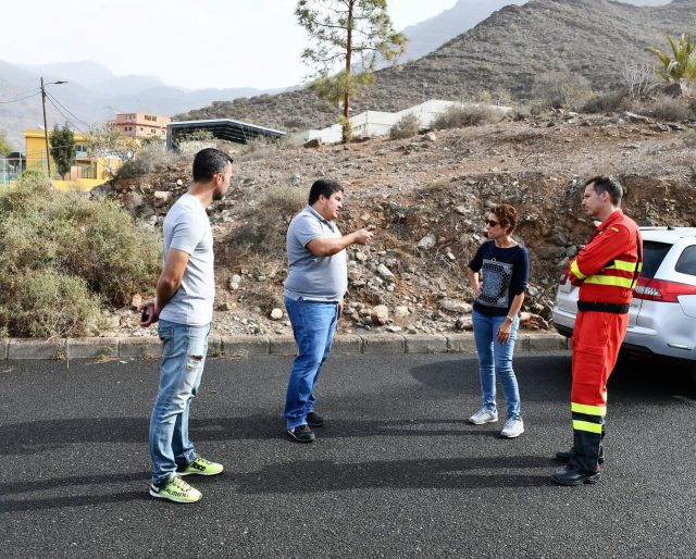 La UME instala su base en Mogán para combatir el incendio de Tasarte 1 La alcaldesa Bueno junto a Navarro Becerra explican al efectivo de la UME en Mogán casco el espacio que se habilita para la instalación de la base de operaciones
