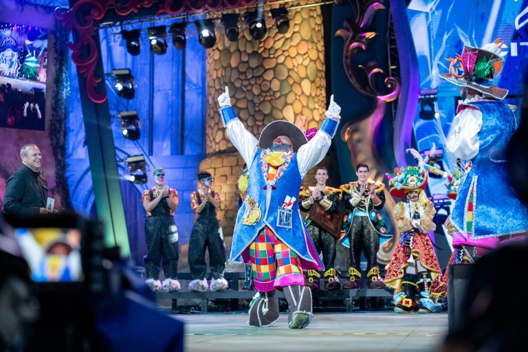 El Ayuntamiento felicita a Los Nietos de Sarymanchez por el primer premio del Carnaval capitalino