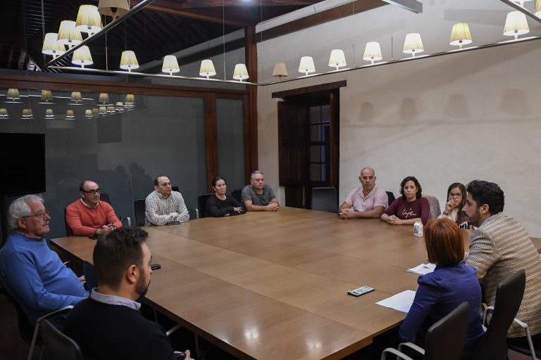 Luis Yeray Gutiérrez informa a los vecinos de Las Chumberas sobre el proceso de reposición de las viviendas