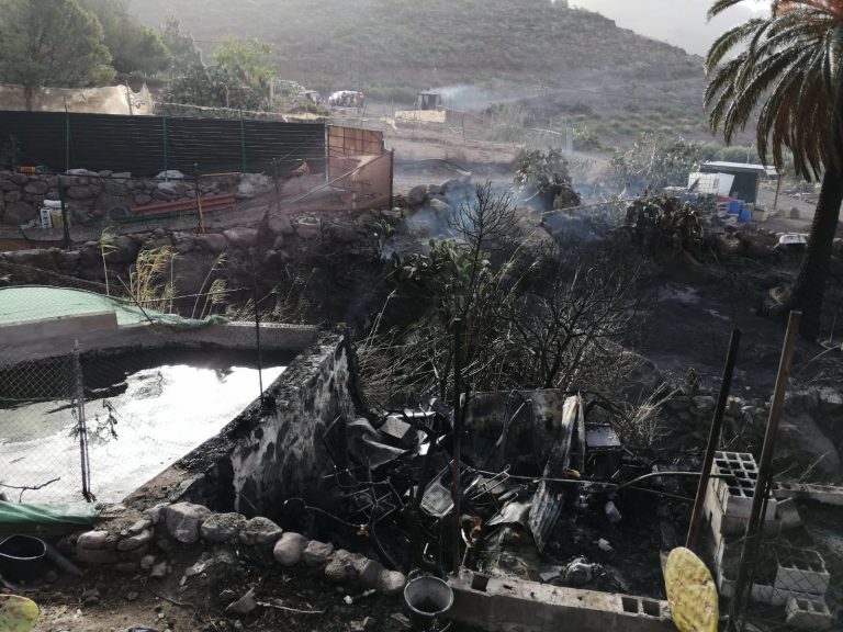 Se mantiene vivo el incendio originado en la tarde del sábado en Tasarte