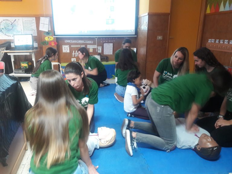 Profesionales del HUC enseñan a alumnos de Infantil, Primaria y Secundaria a realizar maniobras de reanimación cardiopulmonar