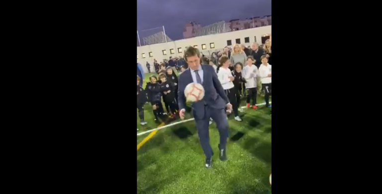 El alcalde de Madrid le da un balonazo a un niño durante la inauguración de un campo de fútbol