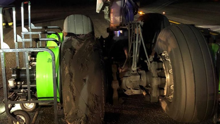 Así quedó el avión de Air Canada tras el aterrizaje de emergencia en Barajas