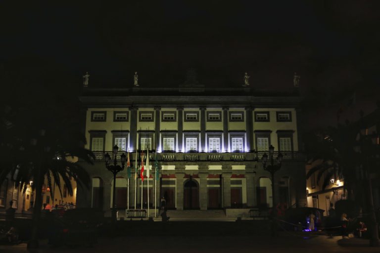 El Ayuntamiento ilumina las Casas Consistoriales de amarillo con motivo del Día Internacional del Cáncer Infantil