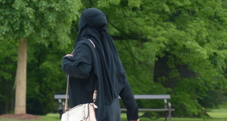 Un hombre disfrazado con un burka roba más de 700.000 euros en una joyería