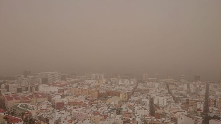 El Ayuntamiento de Las Palmas de Gran Canaria declara la situación de alerta por fuertes vientos y suspende las actividades al aire libre