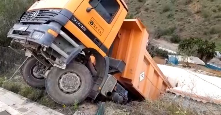 Un camión de 15 toneladas cae encima de una vivienda en Málaga