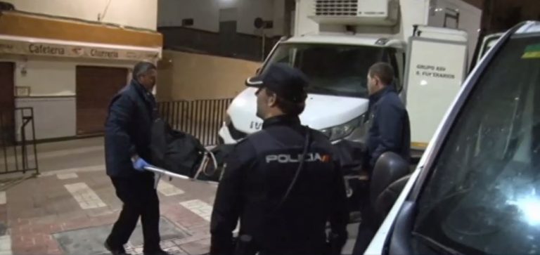 Un hombre se asoma a la ventana en Málaga y muere por culpa de una bala perdida