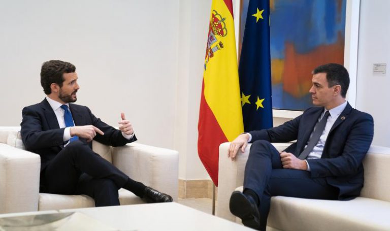 Casado ofrece a Sánchez pactar los Presupuestos si rompe la mesa de diálogo con Cataluña