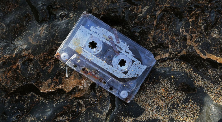 Encuentran en una playa una cinta virgen grabada en España hace 25 años: descubre qué canciones tenía