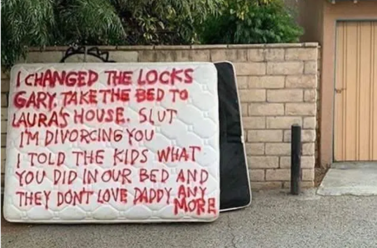 Una mujer despechada le deja a su pareja un mensaje en el colchón de la cama donde la engañó