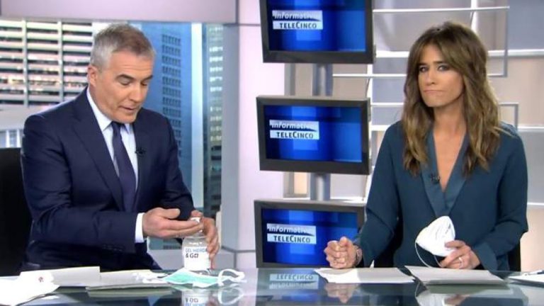 Mascarillas y gel desinfectante: los presentadores de Informativos Telecinco explican cómo evitar el coronavirus