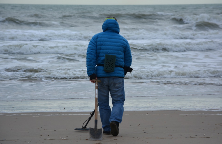 La sorpresa que se llevó un hombre cuando utilizaba un detector de metales