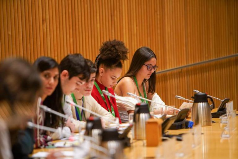 Vox enmarca el aborto como “violencia infantil” en un acto con niños en el Congreso