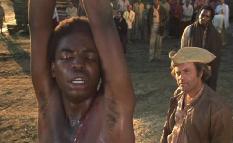 Secuestra a una mujer y la obliga a ver una serie sobre la esclavitud para que “entienda su racismo”