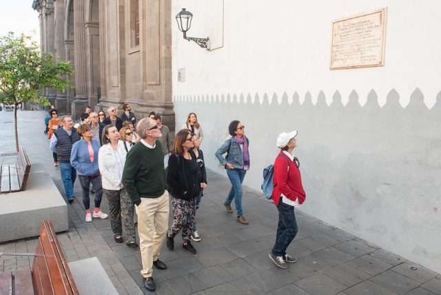 La unión entre la Vegueta medieval y la comercial Triana, entre los pasos de Galdós seguidos por el Cabildo y 30 personas 1 galdos vegueta 2