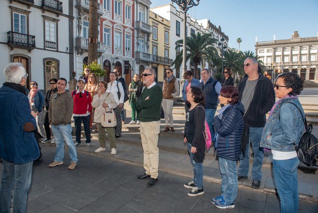La unión entre la Vegueta medieval y la comercial Triana, entre los pasos de Galdós seguidos por el Cabildo y 30 personas 2 galdos vegueta 3