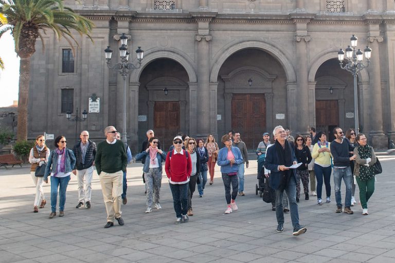 La unión entre la Vegueta medieval y la comercial Triana, entre los pasos de Galdós seguidos por el Cabildo y 30 personas