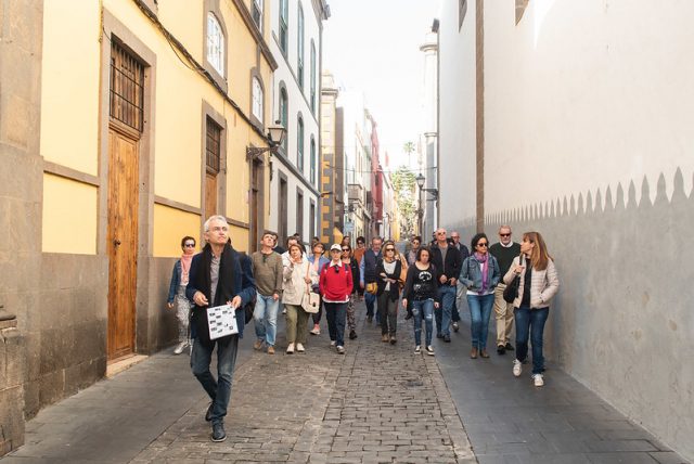 La unión entre la Vegueta medieval y la comercial Triana, entre los pasos de Galdós seguidos por el Cabildo y 30 personas 3 galdos vegueta