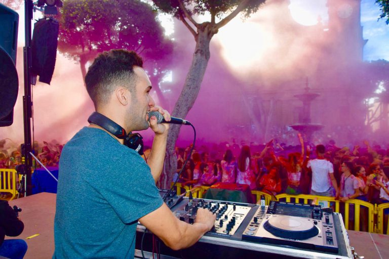 Gáldar da paso al Carnaval Más Joven inundando de color y música la Plaza de Santiago