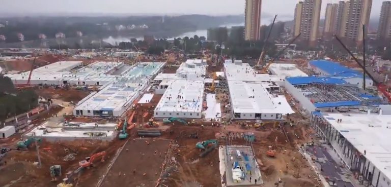 China inaugura el gran hospital para el coronavirus construido en apenas 10 días