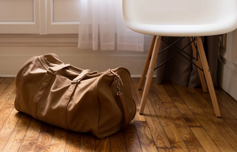 Un hombre de 42 años muere encerrado en una maleta mientras juega al escondite con su pareja