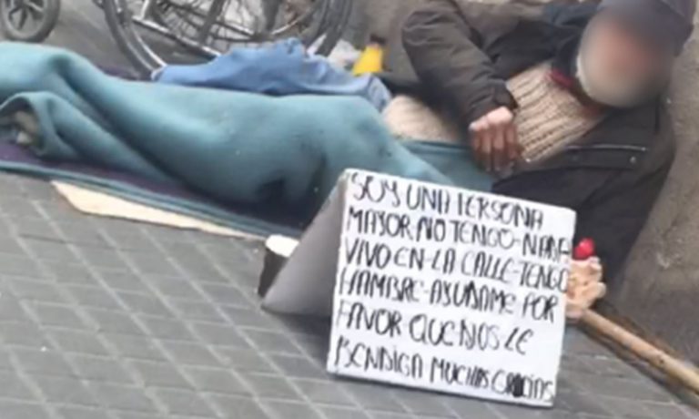 Obligaban a un hombre a ser mendigo en Barcelona: 18 horas pidiendo limosna sin comida ni bebida