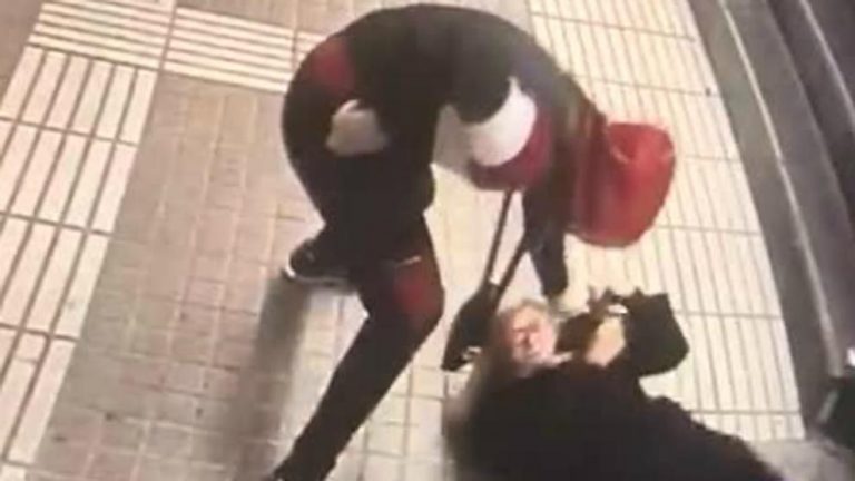 Se busca al ladrón que propinó una brutal paliza a una mujer en el metro de Barcelona