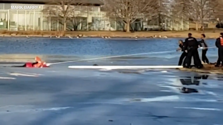 Una mujer cae a un lago congelado tratando de rescatar a su perro