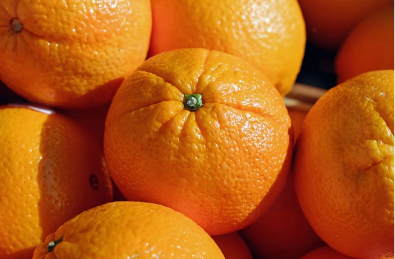 Multa de 750 euros para un niño que tiró naranjas contra la fachada de un vecino en Sevilla