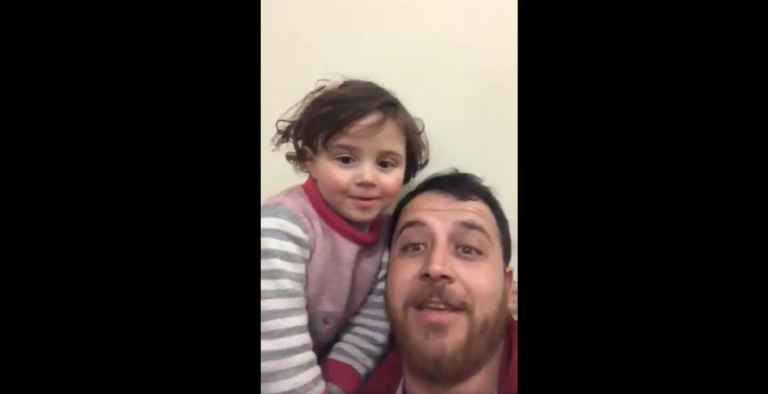 'La Vida es Bella': un padre inventa un juego para que su hija no se asuste de los bombardeos en Siria