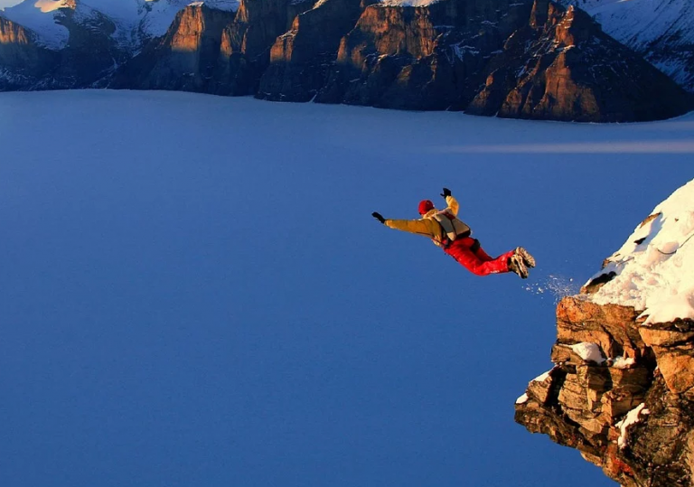 Un turista británico fallece después de que una empresa de saltos le entregara un paracaídas agujereado