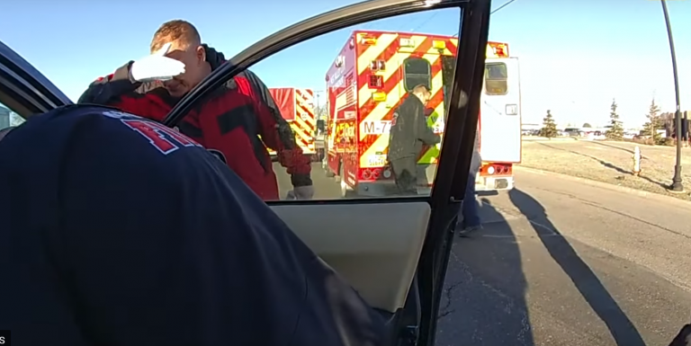 La cámara de un policía graba el nacimiento de un bebé en mitad de un atasco