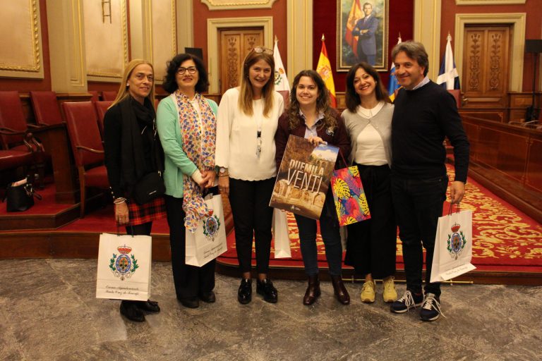 El Ayuntamiento de Santa Cruz recibe a una quincena de profesores y profesoras provenientes de otros países europeos