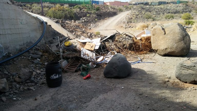 El Cabildo destina 400.000 euros a retirar muebles, escombros y hasta animales muertos depositados por la ciudadanía en barrancos
