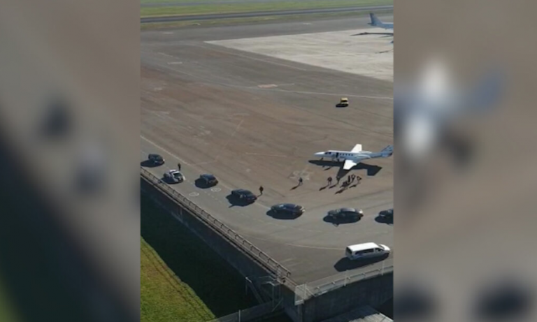 La llegada de Pedro Sánchez a Galicia: jet privado y diez coches