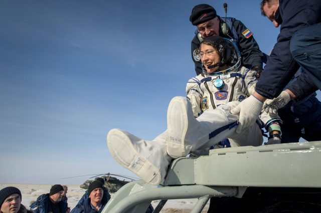 Así ha sido el aterrizaje de la Soyuz con los tres astronautas que han estado medio año en órbita 4 soyuz 2