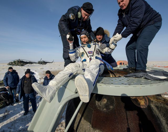 Así ha sido el aterrizaje de la Soyuz con los tres astronautas que han estado medio año en órbita 3 soyuz 3