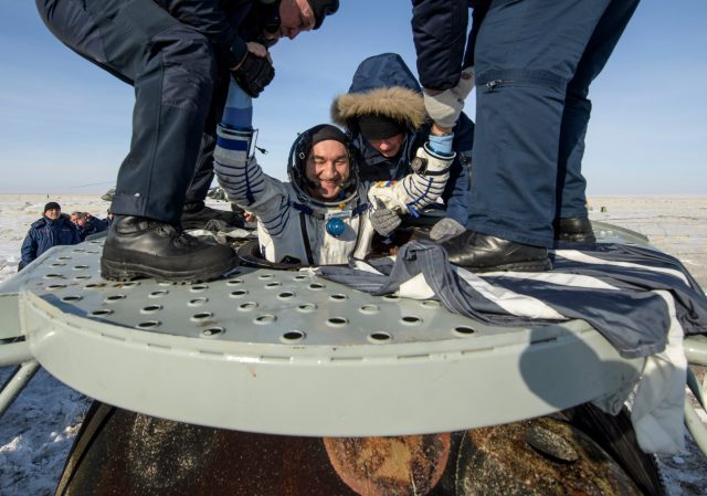Así ha sido el aterrizaje de la Soyuz con los tres astronautas que han estado medio año en órbita 2 soyuz 4