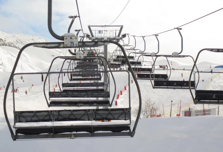 Un hombre muere ahorcado con su abrigo tras caer de un telesilla